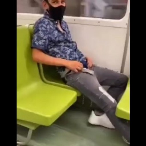 Homem é flagrado batendo punheta dentro do metrô