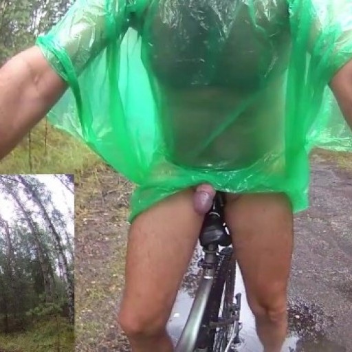 Nackt radfahren im Sommerregen mit Cumshot