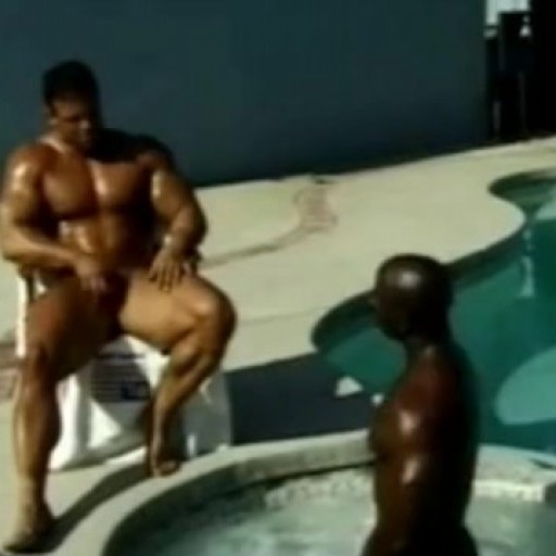 See guys fucking in the swimming pool