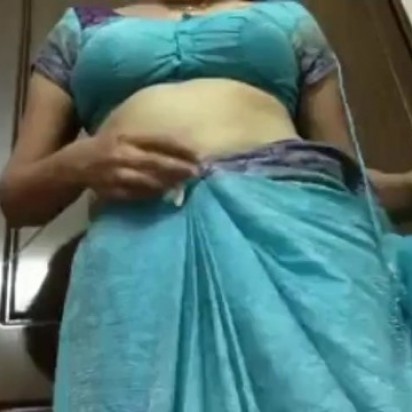 Smart Northindian Aunty open her Blouse and Show her Boobs