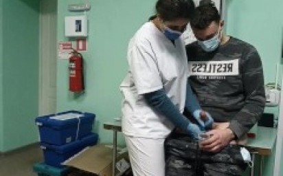 Sygeplejersken hjælper donoren med at donere sæd i bagrummet.