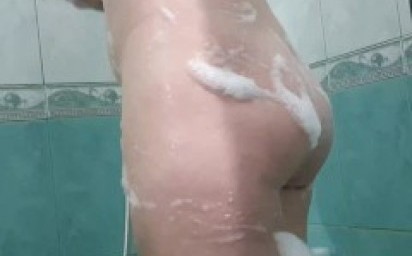 Beauty masturbates in the hotel shower