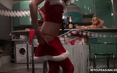 Asian teen shakes her ass during the holiday season