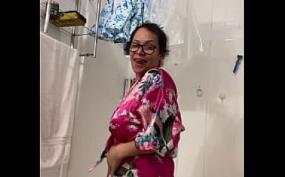 Anna Mature Mature latina dancing in her robe, subscribe to my onlyfans to see the big reveal onlyfans.com/annamariamatu