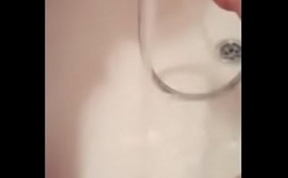 Russa brincando com o chuveirinho na banheira ( link do grupo vip https://t.me/oacervosecreto )