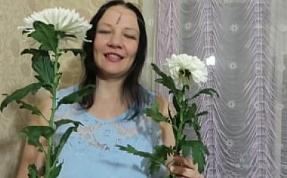 Best pissing video A golden shower pours from a mature pussy onto the flowers and the vase overflows with urine ASMR fro