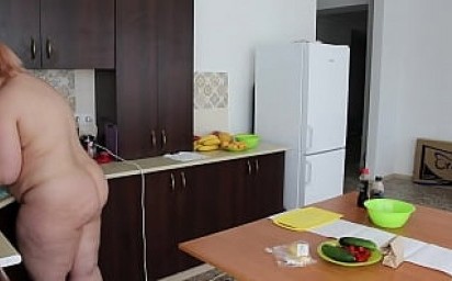 Completely naked, chubby milf prepares breakfast for her boyfriend and we spy on her juicy PAWG. How does your girlfrien