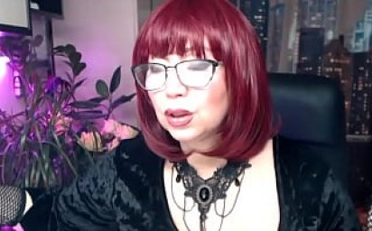 Hard private show of a charming old whore with glasses!