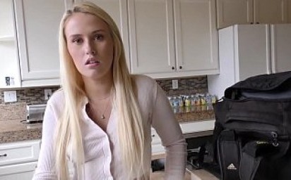 Big Booty Blonde Teen Takes A Dong In Her Bald Hole