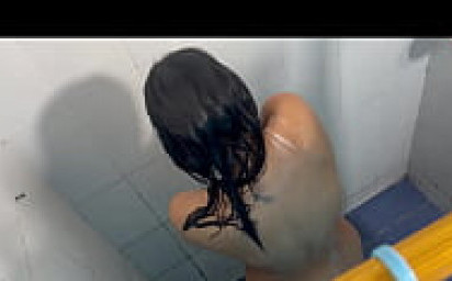 EL PERVERTIDO DE MI HERMANASTRO ENTRA AL BA&Ntilde;O MIENTRAS ME DUCHO Y ME MUESTRA SU RICA POLLA ME ANTOJO DE CHUP&Aacu